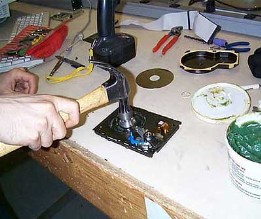 hoe het niet moet harddisk kapot maken met hammer